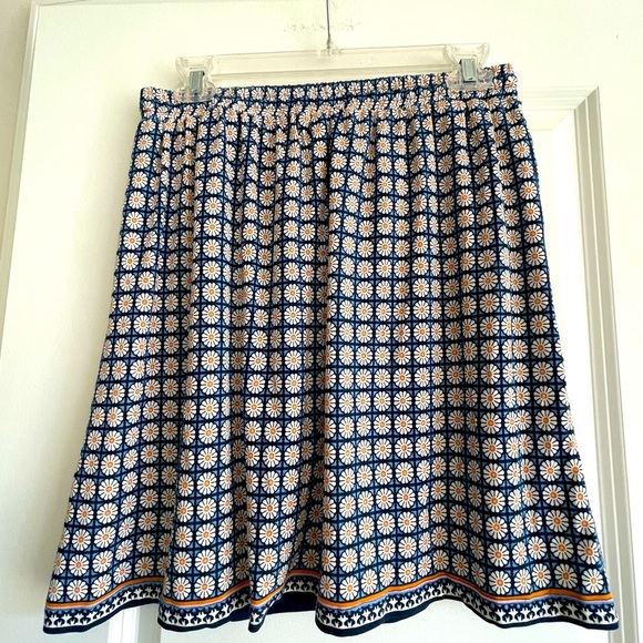 Rayon spandex skirt with pockets like new condition. Lightweight. - Picture 3 of 5